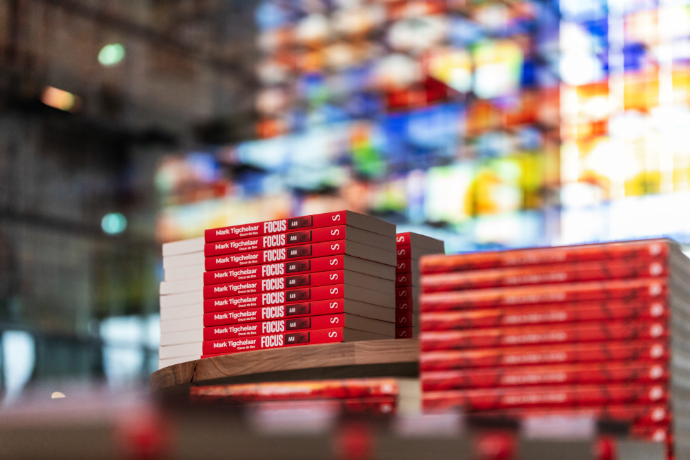Boek Focus aan/uit in stapels op een tafel.